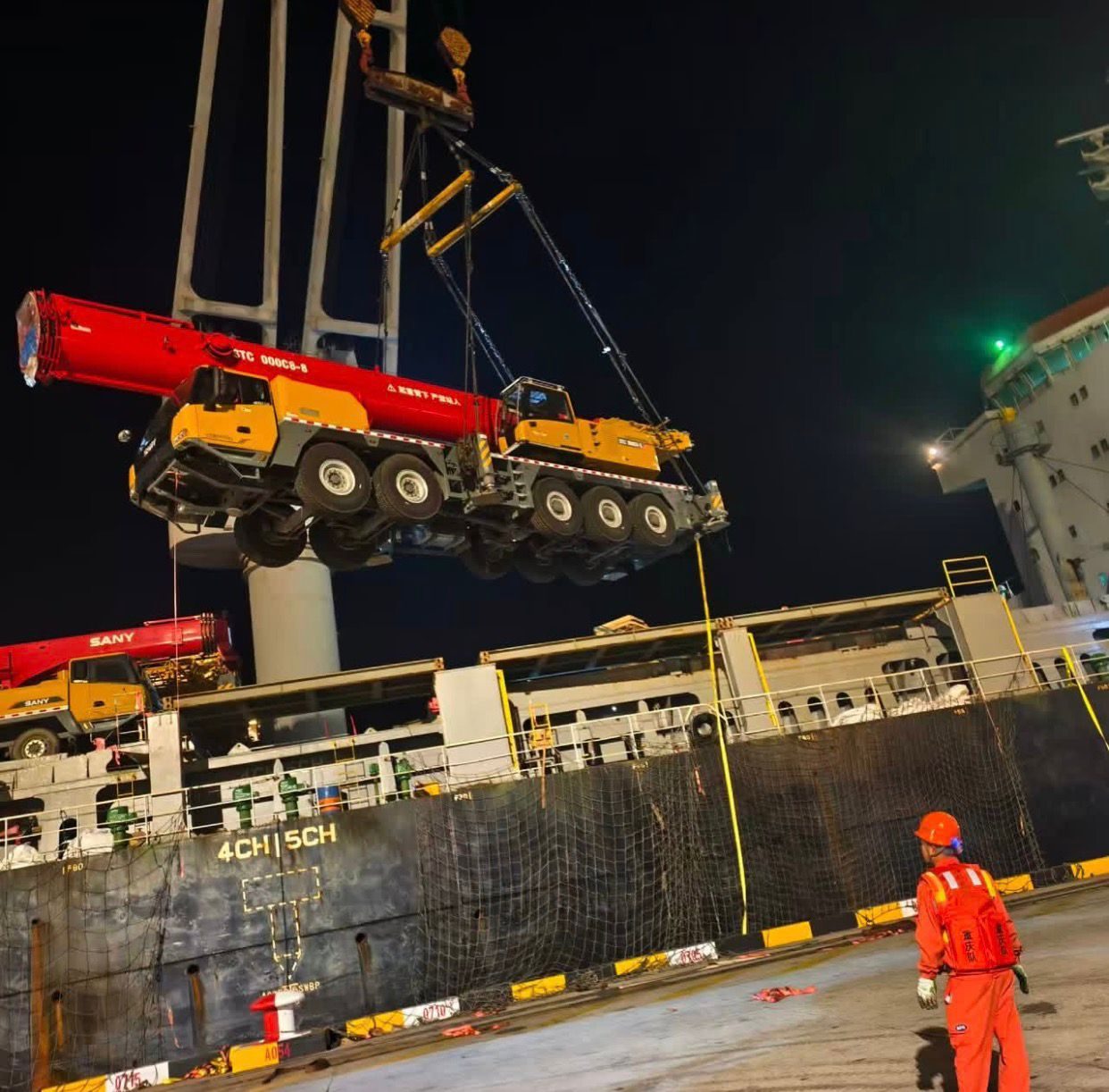 عملية رفع ثقيلة تحت الإضاءة الليلية — Heavy lift under night lighting