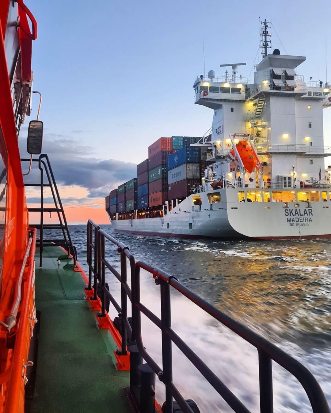 مرافقة باخرة حاويات — Alongside a container vessel